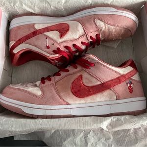 Nike SB Dunk Low StrangeLove Skateboards (Special Box)